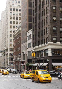 New York, ABD - 03 Mayıs 2016: Sarı taksi New York'ta Manhattan'ın sokağında. Şehir sokak sahne sarı taksi ile kabinler