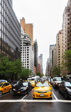 New York, ABD - 03 Mayıs 2016: Sarı taksi New York'ta Manhattan'ın sokağında. Şehir sokak sahne sarı taksi ile kabinler
