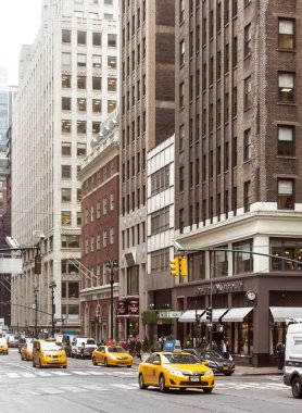 New York, ABD - 03 Mayıs 2016: Sarı taksi New York'ta Manhattan'ın sokağında. Şehir sokak sahne sarı taksi ile kabinler