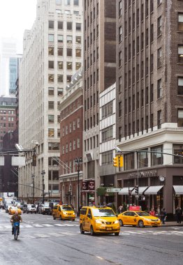 New York, ABD - 03 Mayıs 2016: Sarı taksi New York'ta Manhattan'ın sokağında. Şehir sokak sahne sarı taksi ile kabinler