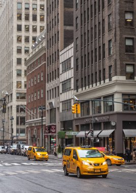 New York, ABD - 03 Mayıs 2016: Sarı taksi New York'ta Manhattan'ın sokağında. Şehir sokak sahne sarı taksi ile kabinler