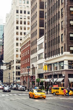 New York, ABD - 03 Mayıs 2016: Sarı taksi New York'ta Manhattan'ın sokağında. Şehir sokak sahne sarı taksi ile kabinler