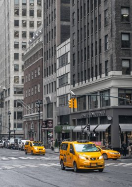 New York, ABD - 03 Mayıs 2016: Sarı taksi New York'ta Manhattan'ın sokağında. Şehir sokak sahne sarı taksi ile kabinler
