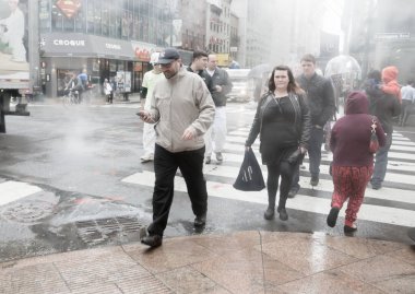 New York, ABD - 03 Mayıs 2016: Manhattan sokak sahne. NYC Manhattan sokaklarında metrodan Buhar bulutu. Manhattan'ın tipik görünümü