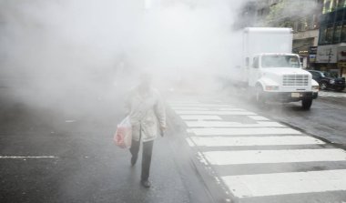 New York, ABD - 03 Mayıs 2016: Manhattan sokak sahne. NYC Manhattan sokaklarında metrodan Buhar bulutu. Manhattan'ın tipik görünümü