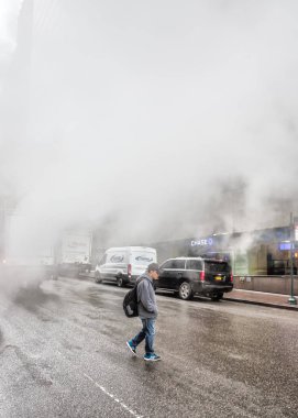 New York, ABD - 03 Mayıs 2016: Manhattan sokak sahne. NYC Manhattan sokaklarında metrodan Buhar bulutu. Manhattan'ın tipik görünümü