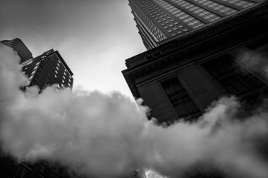 New York, ABD - 03 Mayıs 2016: Manhattan sokak sahne. NYC Manhattan sokaklarında metrodan Buhar bulutu. Manhattan'ın tipik görünümü