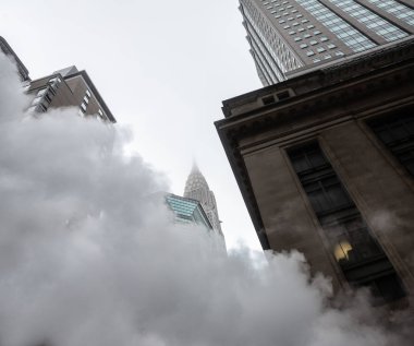 New York, ABD - 03 Mayıs 2016: Manhattan sokak sahne. NYC Manhattan sokaklarında metrodan Buhar bulutu. Manhattan'ın tipik görünümü