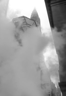 New York, ABD - 03 Mayıs 2016: Manhattan sokak sahne. NYC Manhattan sokaklarında metrodan Buhar bulutu. Manhattan'ın tipik görünümü