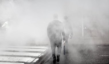 New York, ABD - 03 Mayıs 2016: Manhattan sokak sahne. NYC Manhattan sokaklarında metrodan Buhar bulutu. Manhattan'ın tipik görünümü