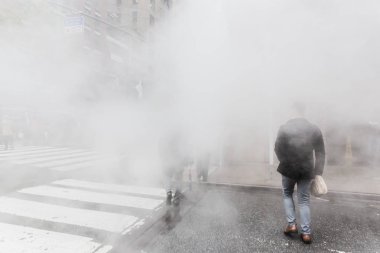 New York, ABD - 03 Mayıs 2016: Manhattan sokak sahne. NYC Manhattan sokaklarında metrodan Buhar bulutu. Manhattan'ın tipik görünümü
