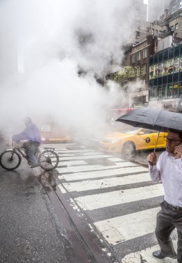 New York, ABD - 03 Mayıs 2016: Manhattan sokak sahne. NYC Manhattan sokaklarında metrodan Buhar bulutu. Manhattan'ın tipik görünümü