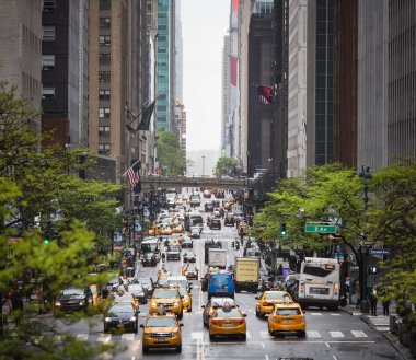 New York, ABD - 03 Mayıs 2016: Sarı taksi New York'ta Manhattan'ın sokağında. Şehir sokak sahne sarı taksi ile kabinler