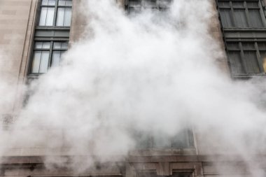 New York, ABD - 03 Mayıs 2016: Manhattan sokak sahne. NYC Manhattan sokaklarında metrodan Buhar bulutu. Manhattan'ın tipik görünümü