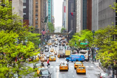 New York, ABD - 03 Mayıs 2016: Sarı taksi New York'ta Manhattan'ın sokağında. Şehir sokak sahne sarı taksi ile kabinler