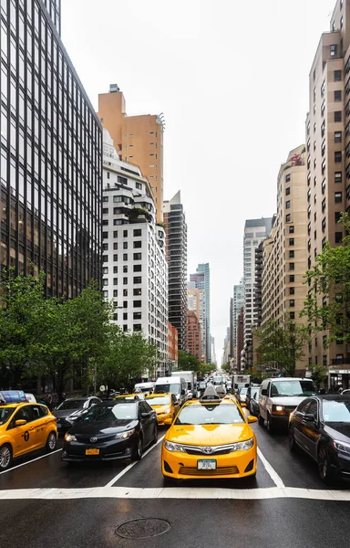 New York Usa Maggio 2016 Taxi Giallo Sulla Strada Manhattan — Foto Stock