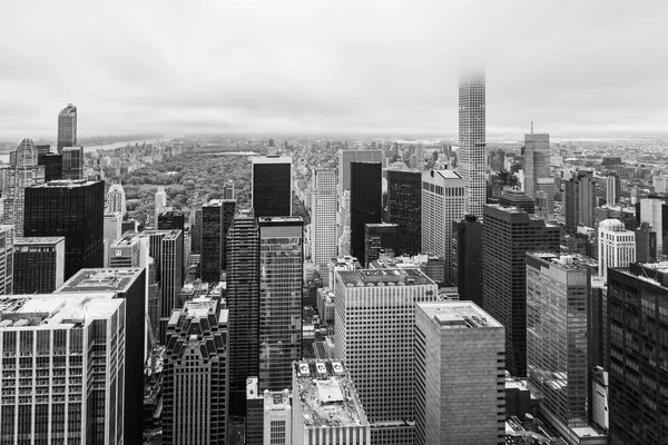 2016年5月3日 曼哈顿街道和屋顶的黑白图像 纽约市曼哈顿市中心中央公园景观 — 图库照片