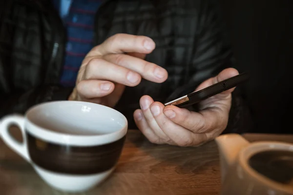 Hombre Está Descansando Café Bebiendo Leyendo Escribiendo Mensajes Teléfono Inteligente —  Fotos de Stock