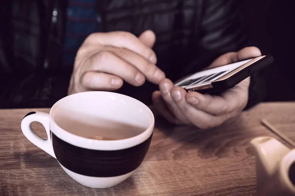 Homem Está Descansando Café Bebendo Chá Lendo Escrevendo Mensagens Smartphone — Fotografia de Stock
