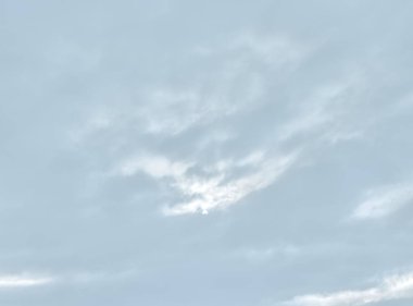 Doğal gökyüzü arka plan ışık tonalite bulutlarda ile. Soyut doğa görüntü arka plan kullanmak için.