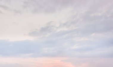 Doğal gökyüzü arka plan ışık tonalite bulutlarda ile. Soyut doğa görüntü arka plan kullanmak için.