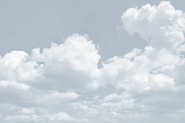 自然的天空背景与云在轻的色调 用于背景的抽象自然图像 — 图库照片