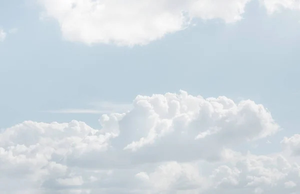 自然的天空背景与云在轻的色调 用于背景的抽象自然图像 — 图库照片