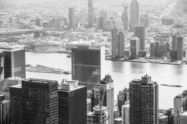 New York, Amerika Birleşik Devletleri - 30 Nisan 2016: New York'ta Birleşmiş Milletler yapıdır Empire State Binası üstten Bakınlan Birleşmiş Milletler Örgütü Genel Merkezi. Kuş görünümü göz. Siyah beyaz resim