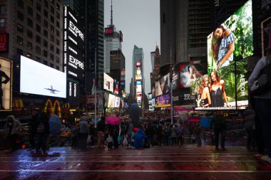 New York, Amerika Birleşik Devletleri - 30 Nisan 2016: yağmurlu akşam Times Meydanı. Parlak reklam panoları ve reklamlar ile süslenmiş, Times Square bazen Crossroads ve dünya kalp adlandırılır