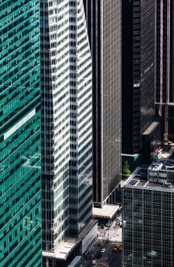 New York, Amerika Birleşik Devletleri - 30 Nisan 2016: Fifth Avenue New York'taki Empire State Binası yukarıdan izlendi. Kuş görünümü göz.