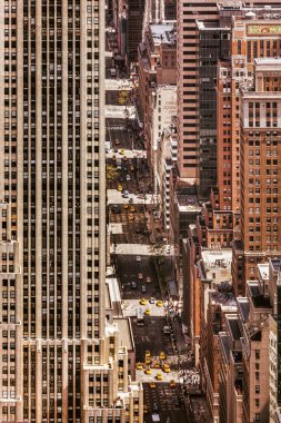 New York, Amerika Birleşik Devletleri - 30 Nisan 2016: Fifth Avenue New York'taki Empire State Binası yukarıdan izlendi. Kuş görünümü göz.