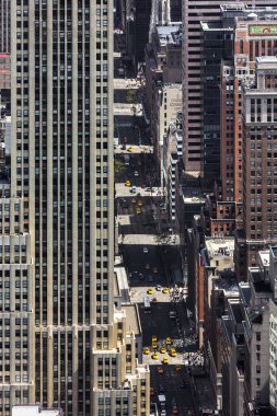 New York, Amerika Birleşik Devletleri - 30 Nisan 2016: Fifth Avenue New York'taki Empire State Binası yukarıdan izlendi. Kuş görünümü göz.