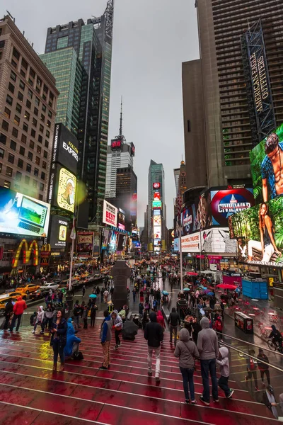 Nueva York Abril 2016 Times Square Noche Lluviosa Brillantemente Adornado — Foto de Stock