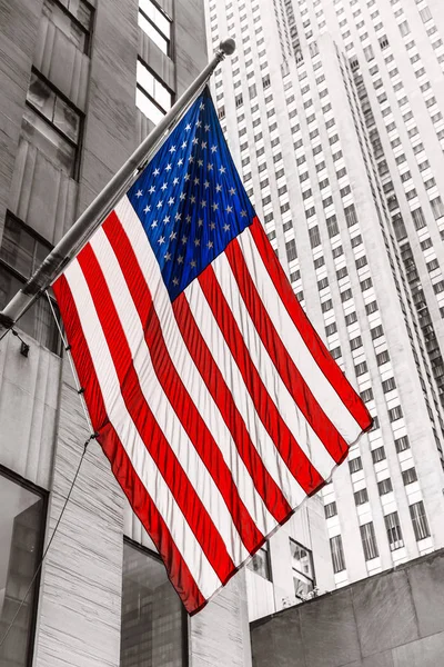 2016年5月1日 美国国旗在洛克菲勒中心背景在纽约市 曼哈顿市中心 — 图库照片