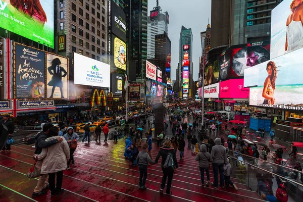 New York Usa Apr 2016 Times Square Rainy Evening Brightly — Stock Photo, Image