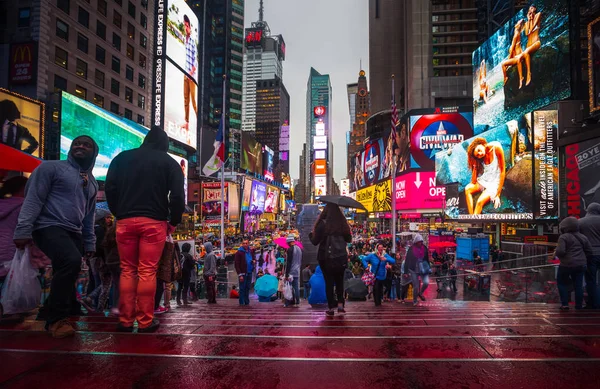 Nueva York Abril 2016 Times Square Noche Lluviosa Brillantemente Adornado —  Fotos de Stock