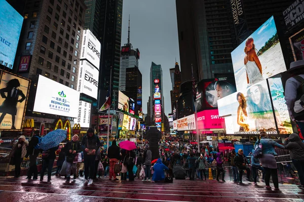 Nowy Jork Usa Kwi 2016 Times Square Deszczowy Wieczór Jaskrawo — Zdjęcie stockowe