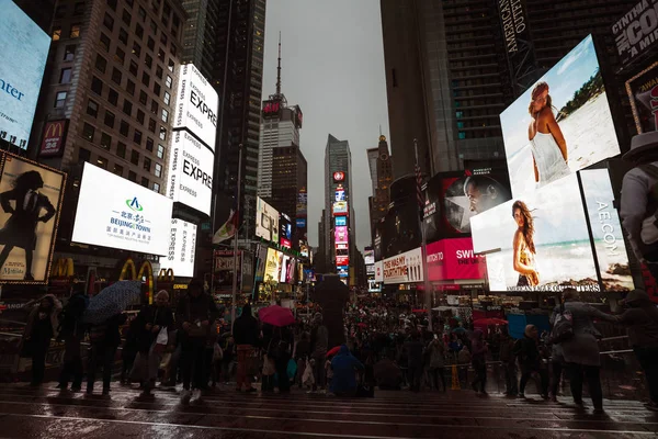 Nova Iorque Eua Abr 2016 Times Square Noite Chuvosa Brilhantemente — Fotografia de Stock