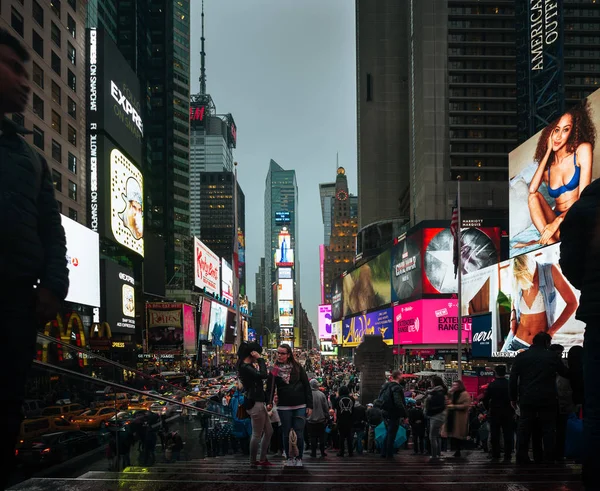 Nowy Jork Usa Kwi 2016 Times Square Eveningin Jaskrawo Ozdobione — Zdjęcie stockowe