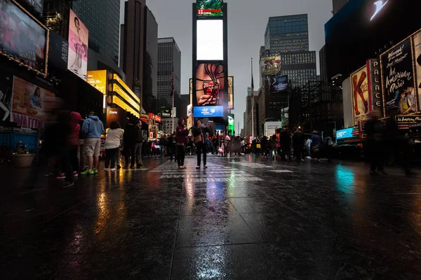 Nowy Jork Usa Kwi 2016 Times Square Deszczowy Wieczór Jaskrawo — Zdjęcie stockowe