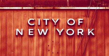 New York şehri kelimelerin çift ton kırmızı ve sarı görüntü eski eski metal çit yüzey yazılmış