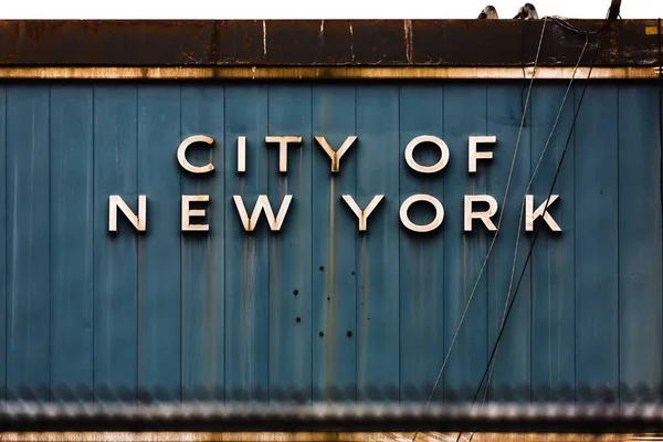 Palavras Cidade Nova Iorque Escrito Velho Metal Cerca Superfície — Fotografia de Stock