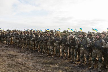 Zhytomyr Reg, Ukrayna - 21 Kasım 2018: hava indirme birlikleri Ukrayna silahlı kuvvetleri Zhytomyr bölgesi Eğitim Merkezi'nde eğitim mücadele