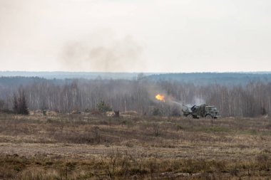 Zhytomyr Reg, Ukrayna - 21 Kasım 2018: hava indirme birlikleri Ukrayna silahlı kuvvetleri Zhytomyr bölgesi Eğitim Merkezi'nde eğitim mücadele