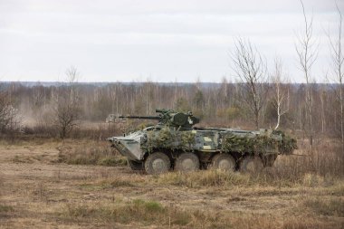 Zhytomyr Reg, Ukrayna - 21 Kasım 2018: hava indirme birlikleri Ukrayna silahlı kuvvetleri Zhytomyr bölgesi Eğitim Merkezi'nde eğitim mücadele. Piyade savaş aracı