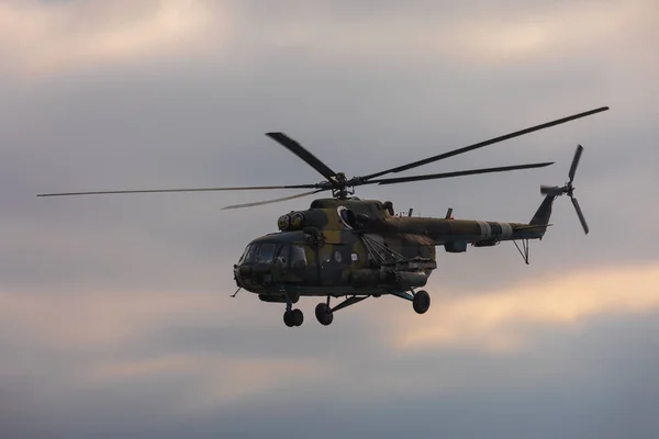 乌克兰日托米尔 2018年11月21日 在日托米尔地区乌克兰武装部队空降部队训练中心进行作战训练 作战任务期间的直升机 — 图库照片