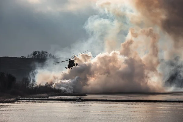 乌克兰日托米尔 2018年11月21日 在日托米尔地区乌克兰武装部队空降部队训练中心进行作战训练 作战任务期间的直升机 — 图库照片
