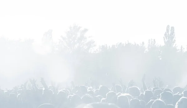 Πλήθος Των Θεατών Μια Συναυλία Στο Φως Μπλε Τονικότητα Υψηλό — Φωτογραφία Αρχείου