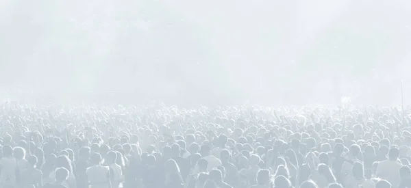 Толпа Зрителей Концерте Светло Голубой Тональности Высокий Ключевой Фон Людьми — стоковое фото