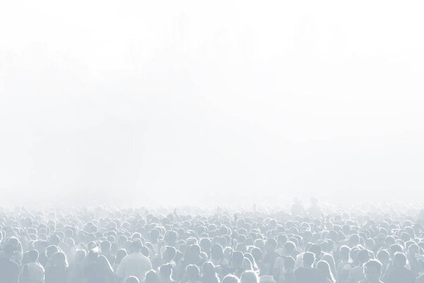 Толпа зрителей на концерте в светло-голубой тональности. Высокий ключевой фон с людьми на открытой игровой площадке на концерте. Абстрактное изображение с мягкой фокусировкой и пространством для копирования

